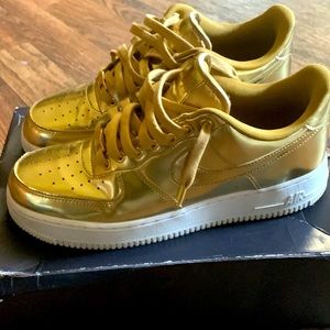 Woman Air Force 1 , 11 in women and 9.5 in men